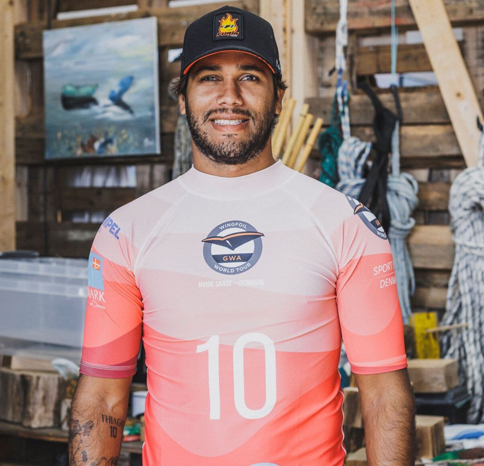 Gollito Estredo sonriendo, con la remera del circuito mundial de wingfoil